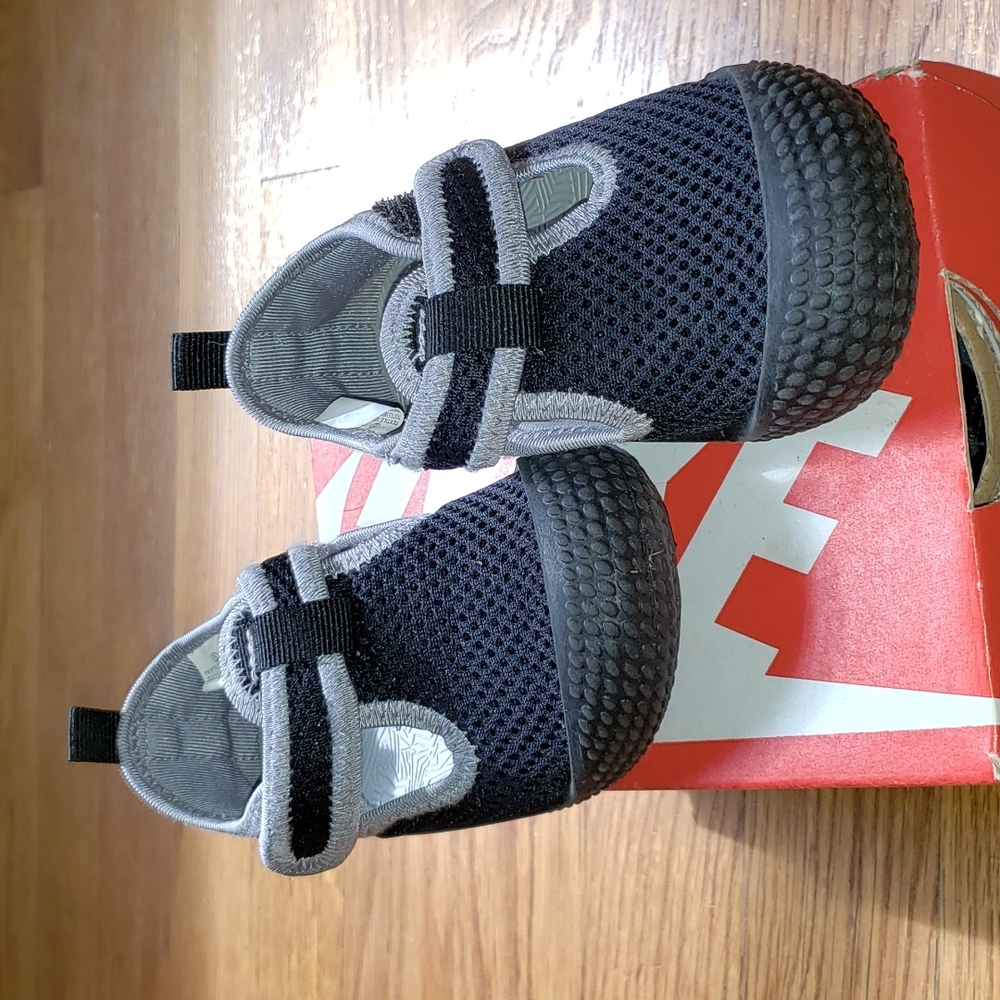 Cat & Jack Oscar Water Shoes  black size 6